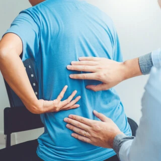 محمد يبلغ من العمر 47 سنة ويعاني من صعوبة الحركة بسبب إصابته في الانزلاق الغضروفي وهو من ذوي الدخل المحدود